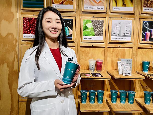 Cofit専属の栄養管理士の方に健康について伺いました。「現代の人々は外食が多いため、タンパク質や食物繊維の摂取が重要です。それらが不足すると便秘になりやすくなります。台湾では『飲み物で気分を上げる文化』があり、熱帯気候も影響してドリンクスタンドが人気です。だからこそ、ヘルシーなドリンクを提供したいというプロジェクトです」とのことでした
