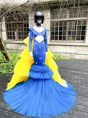 <b>テーマは『残された人々』</b><br>松山文創園区の旧男性浴場を舞台に、オートクチュール10着を核としたインスタレーションを展示しました。1点1点が目を見張る美しさで、左から「安放」「簽到」「逆風的人」。特に「簽到」は、来場者がサインをすることで作品が完成するというユニークな試みが印象的でした。