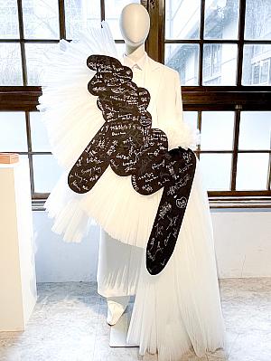 <b>テーマは『残された人々』</b><br>松山文創園区の旧男性浴場を舞台に、オートクチュール10着を核としたインスタレーションを展示しました。1点1点が目を見張る美しさで、左から「安放」「簽到」「逆風的人」。特に「簽到」は、来場者がサインをすることで作品が完成するというユニークな試みが印象的でした。