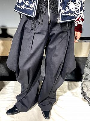 鳥が翼を広げたような形の変形パイレーツパンツ