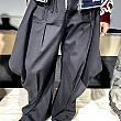 鳥が翼を広げたような形の変形パイレーツパンツ