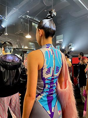 高弾性の機能素材と通気性の高い軽量素材を組み合わせ、タイトとルーズを織り交ぜた全身のバランスを表現しています。デザイナーのDamur黃氏自身もショーに登場し、観客を大いに沸かせました。