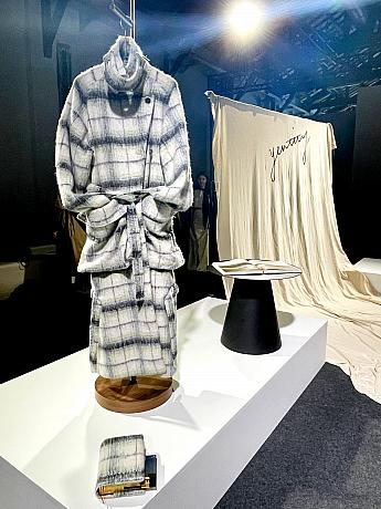 トレードマークである「333」(ブックカバーの水色刺繍部分)は、「幸福」と「知恵」を意味しています。