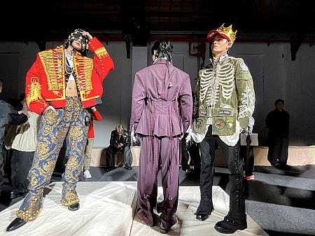 <b>テーマは『真夜中の博物館』</b><br>タイムスリップしたストリートの少年が、宮廷軍装やレースと出会い、歴史と現代が交差するクローゼットの狂想曲を表現しています。瓶の鉄蓋を潰してアクセサリーのように加工したディテールや、貴族を思わせる3D刺繍が特に印象的でした。