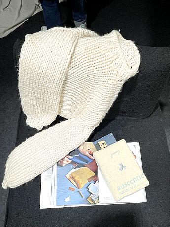 トレードマークである「333」(ブックカバーの水色刺繍部分)は、「幸福」と「知恵」を意味しています。