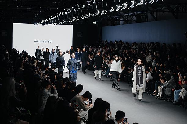 これまで台湾ブランド中心だった台北ファッションウィークですが、今季は初の海外ブランドとして日本の「mizuiro ind」が登場しました。<br><b>テーマは『Free People』</b><br>ジェンダーレスなコレクションで、「レイヤリング」を多用し、性別・年齢・シーンの枠を超えたスタイルを提案。満員の観客を魅了しました。<br>画像提供：臺北時裝週 Taipei Fashion Week