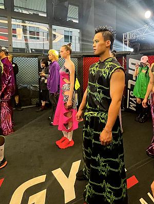 高弾性の機能素材と通気性の高い軽量素材を組み合わせ、タイトとルーズを織り交ぜた全身のバランスを表現しています。デザイナーのDamur黃氏自身もショーに登場し、観客を大いに沸かせました。