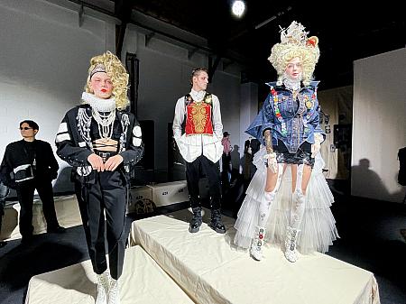 <b>テーマは『真夜中の博物館』</b><br>タイムスリップしたストリートの少年が、宮廷軍装やレースと出会い、歴史と現代が交差するクローゼットの狂想曲を表現しています。瓶の鉄蓋を潰してアクセサリーのように加工したディテールや、貴族を思わせる3D刺繍が特に印象的でした。