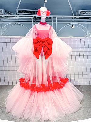 <b>テーマは『残された人々』</b><br>松山文創園区の旧男性浴場を舞台に、オートクチュール10着を核としたインスタレーションを展示しました。1点1点が目を見張る美しさで、左から「安放」「簽到」「逆風的人」。特に「簽到」は、来場者がサインをすることで作品が完成するというユニークな試みが印象的でした。