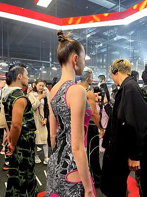 高弾性の機能素材と通気性の高い軽量素材を組み合わせ、タイトとルーズを織り交ぜた全身のバランスを表現しています。デザイナーのDamur黃氏自身もショーに登場し、観客を大いに沸かせました。