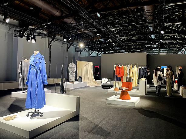 『NORMCORE continuum』は、デザイナーが学生時代に好んで撮影していた建築物から着想を得たコレクション。建築物のラインを中性的なデザインへと落とし込んでいます。