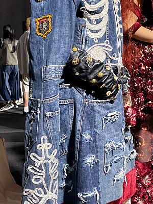 ダメージ加工のデニムジャケット