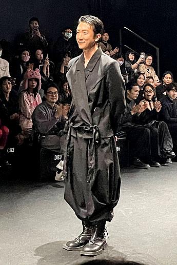 また、本人のお気に入りとして挙げていたのが、元「大嘴巴」ボーカル・張懷秋さんが着用しているブーツ。スクエア感のある尖ったデザインが印象的でした。