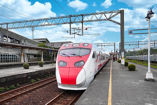 また、アジアセメント(亞洲水泥)の貨物輸送基地でもあり、ホームにはどこかのんびりとした空気が流れています。停車する旅客列車の本数は多くないため、旅の拠点にするなら「花蓮」駅の方が便利ではありますが、太魯閣へのアクセスという点では断然こちらに軍配が上がります。