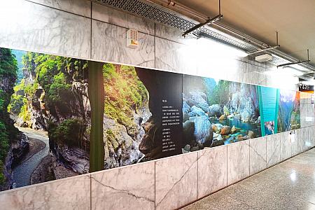 <b>駅に足を踏み入れると、絶景が出迎えてくれます</b><br>コンコースに入ると、タロコ渓谷の雄大な風景や太平洋の青い海を切り取ったパネルが目に飛び込んできます。渓谷に向かう前から、気分はすっかり高まってしまいました。
