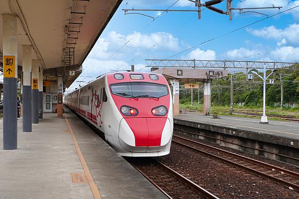 ちなみに、写真に写っている「普悠瑪號」は車両形式「TEMU2000」として引き続き運行されますが、おなじみの赤白の外装デザインは年末までに刷新される予定。この紅白カラーが見られるのも残りわずかなので、今回収めることができてよかったです！