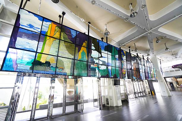 駅構内には、タロコの自然美を表現した2つのパブリックアートも設置されています。ひとつは『太魯閣之美(タロコの美)』。画家・馬白水さんの作品を素焼きガラスの技法で再現したもので、渓谷の東から西へ、朝から夜へと移ろう壮大な景色が描かれています。
