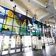 駅構内には、タロコの自然美を表現した2つのパブリックアートも設置されています。ひとつは『太魯閣之美(タロコの美)』。画家・馬白水さんの作品を素焼きガラスの技法で再現したもので、渓谷の東から西へ、朝から夜へと移ろう壮大な景色が描かれています。