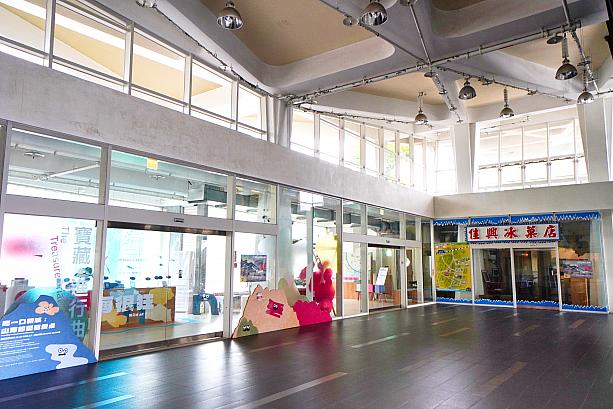 <b>立ち寄りたいスポットも充実</b><br>待合スペースには、地元の人気店「佳興冰菓店」の支店が入っています。名物のレモンジュースをぜひ飲んでみたかったのですが、週末にもかかわらず残念ながらお休み……。夏休みシーズンには営業しているかもしれないので、改めて挑戦したいと思います。