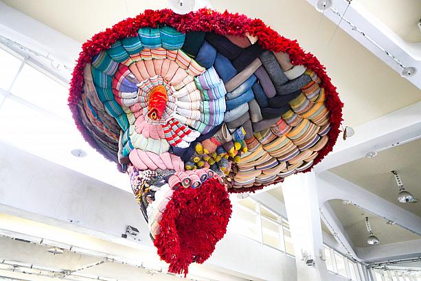 もうひとつは、改札前に吊るされた『織路』。タロコに暮らす台湾原住民・タロコ族の織物をアート作品に昇華したもので、織物作家の林介文さんを中心に、地域の人々とともに制作されました。どちらも、訪れる人にタロコの文化と自然を伝える、心のこもった作品です。