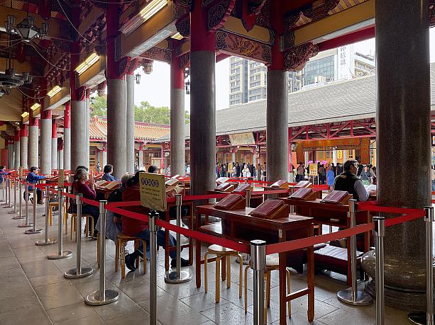 入口は向かって右側の門から入ります。中に入るとすぐ、青い法衣を着た「効労生」と呼ばれるボランティアの方々が目に入ります。みなさん静かに、真剣な表情で『列聖寶經合冊』を読まれていました。