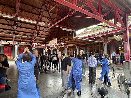 順番になると、效労生の方がお線香を手に持ち、体の前後をゆっくりとなぞるように動かしながら、耳元で静かに收驚咒(お経)を唱えてくれます。これで「收驚」は完了。心なしか、少し気持ちが軽くなった気がしました。