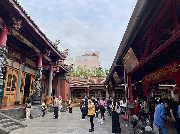 平日のお昼どきでも、境内には多くの人が訪れ、それぞれが真剣に祈りを捧げていました。その光景は、日常の喧騒を忘れさせてくれるような、独特の静けさに満ちています。