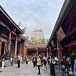 平日のお昼どきでも、境内には多くの人が訪れ、それぞれが真剣に祈りを捧げていました。その光景は、日常の喧騒を忘れさせてくれるような、独特の静けさに満ちています。
