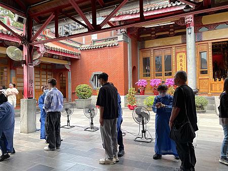 順番になると、效労生の方がお線香を手に持ち、体の前後をゆっくりとなぞるように動かしながら、耳元で静かに收驚咒(お経)を唱えてくれます。これで「收驚」は完了。心なしか、少し気持ちが軽くなった気がしました。