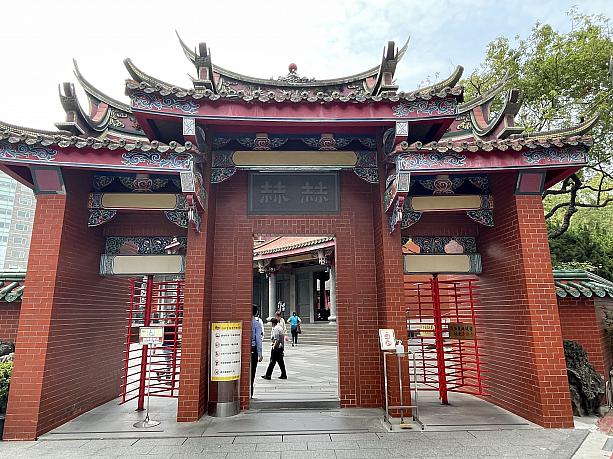 お参りを終えたら、段差をまたいで外へ出ます。