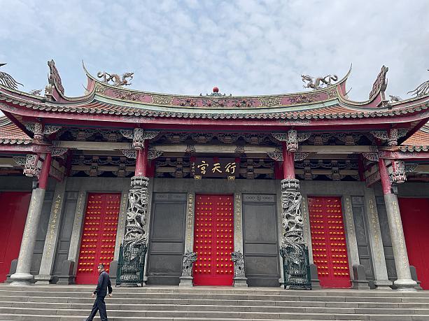 ふとした瞬間に「そういえばあそこへ行きたい」と思い出すのが、台北の人気パワースポット「行天宮」。「龍山寺」と並ぶ台湾屈指の有名廟で、地元の人から旅行者まで多くの人が足を運ぶ場所です。この日は近くに用事があったため、少し早めに家を出て、まずはお参りへ。