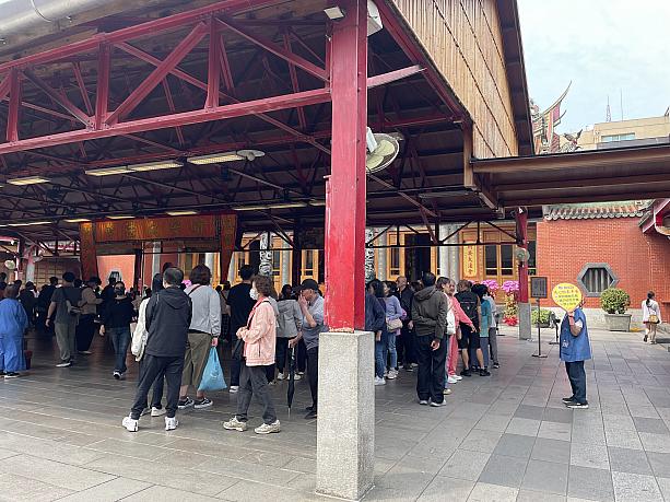 その後、「收驚」の列へ。列が長く見えても進みはスムーズで、思ったよりもあっという間に順番が回ってきます。