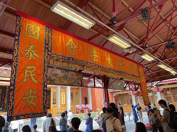 まずはお祈りから。名前・住所・生年月日を小さな声で唱えながら、心を込めて手を合わせます。