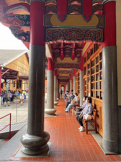 境内のベンチには多くの人が腰を下ろしています。「收驚」の順番を待っている人もいれば、休憩している人もいるようです。<br><br>「收驚」とは、乱れた気持ちや魂を落ち着かせる台湾の伝統的なお祓いのこと。誰でも参加できます。