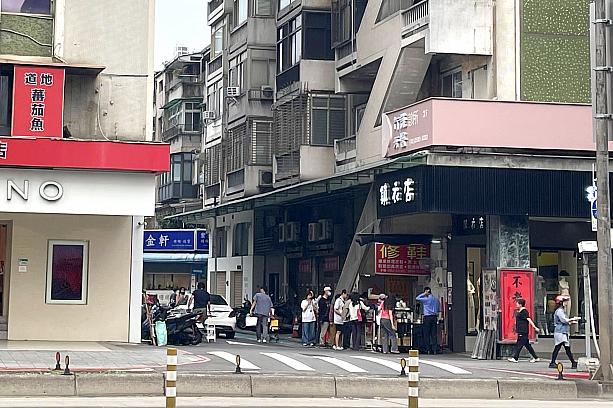 通りの角にどっしりと構える存在感は、遠くからでも思わず目が引き寄せられるほど。道の向かい側から見るだけで、なんだかワクワクしてきます。