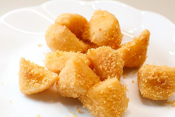 定番の「原味(プレーン)」は、中に餡が入っていないシンプルなタイプ。香ばしいピーナッツ粉がたっぷりまぶされていて、甘さ控えめ、QQ(もちもち)食感がたまりません。1個14元から購入かのうで、写真は3個分です。ビニール袋に入れてもらえるので、行天宮参拝後の食べ歩きにもぴったです。<br>なお、原味を頼むと「中に餡は入っていないけど大丈夫？(原味沒有餡喔／ユエンウェイ メイヨウ シエン オー)」と確認されることがあります。「可以(クーイー)」か「OK」と答えれば問題ありません！