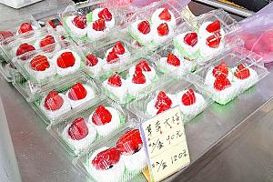 さらに、草餅や苺大福が並ぶことも！ 訪れるタイミングによってお楽しみが変わるのも、このお店の魅力のひとつです。