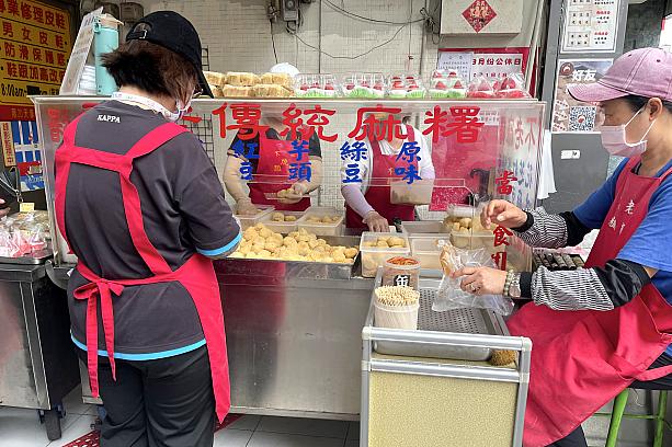 「行天宮」周辺で食べ歩きグルメを探している方に、ぜひ訪れてほしいのが小さな屋台「不老客家麻糬」。地元の人にも観光客にも愛される台湾スイーツ店で、いつも行列が絶えないことで知られています。あの行列の正体、気になりませんか？