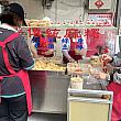 「行天宮」周辺で食べ歩きグルメを探している方に、ぜひ訪れてほしいのが小さな屋台「不老客家麻糬」。地元の人にも観光客にも愛される台湾スイーツ店で、いつも行列が絶えないことで知られています。あの行列の正体、気になりませんか？
