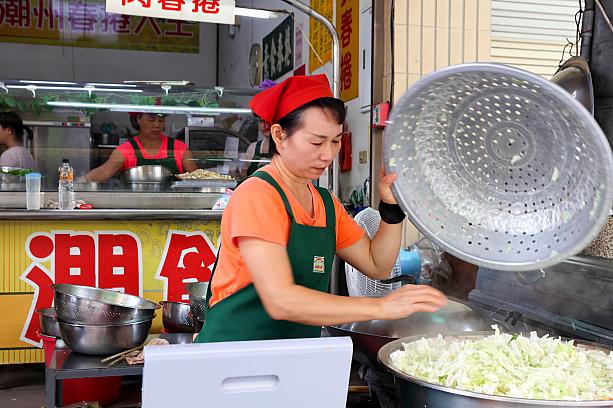 「んっ⁉春巻きなの？」そう思ったあなた、ナビと同じです。調べてみると「潤餅」は調理済みの具を巻いたもの、「春捲(チュンジュェン)」は具材を巻いたあと油で揚げたもの、という違いが挙げられることもあるものの、どちらも「春捲」の一種で、特に台湾北部では「潤餅」、南部では「春捲」と呼ばれることが多いそうです。なるほど～！