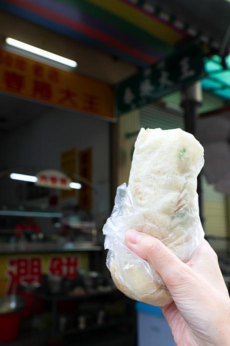 「潮州春捲大王」の「潤餅」も南部らしく甘めです。具材には定番のモヤシやキャベツのほか、南部らしいソーセージ「香腸」もIN！ほかにも細切り肉、キュウリ、ニンジン、パクチー、卵焼き……などなど具だくさんでボリューミーなんです。決め手のピーナッツパウダーもたっぷり♡これで1つ65元！