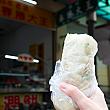 「潮州春捲大王」の「潤餅」も南部らしく甘めです。具材には定番のモヤシやキャベツのほか、南部らしいソーセージ「香腸」もIN！ほかにも細切り肉、キュウリ、ニンジン、パクチー、卵焼き……などなど具だくさんでボリューミーなんです。決め手のピーナッツパウダーもたっぷり♡これで1つ65元！