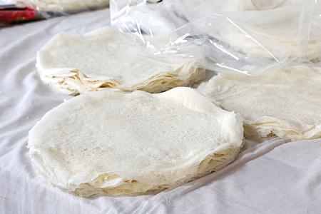 そんな清明節に欠かせないのが、「潤餅(ルンビン)」です。かつてこの時期は火を使うことが禁止されていたため、調理済みの食材(一説にはお供え物)を薄皮で巻いて食べたのだとか。今でも清明節に「潤餅」を食べる風習があります。