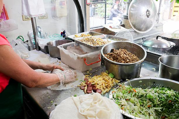 呼び方だけでなく味にも南北の違いがあり、北部はしっとり＆もっちりとした食感の皮と塩気の効いた具材が特徴なのに対し、南部はややサクッと感のある軽めの皮を使い、甘めの味に仕立てることが多いのだとか。南北の違いがあるのは粽と同じですね～！