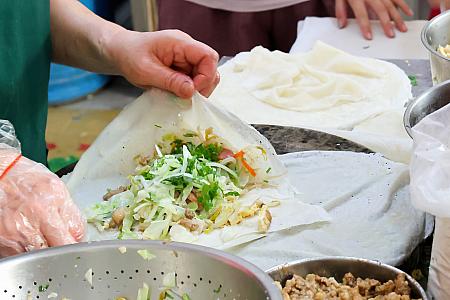 そんな清明節に欠かせないのが、「潤餅(ルンビン)」です。かつてこの時期は火を使うことが禁止されていたため、調理済みの食材(一説にはお供え物)を薄皮で巻いて食べたのだとか。今でも清明節に「潤餅」を食べる風習があります。