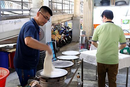 そんな「潮州春捲大王」が長年地元で愛され続けているのは、手作りの「餅(ビン)」＝皮にあるのかも？店の裏手にある市場の片隅で、せっせと作られていました。生地を鉄板に押し付けるように伸ばして焼きます。