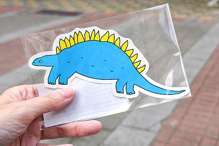 ナビがお土産に選んだのは牛キーチェーンと恐竜ステッカー。台湾クリエイターの作品ですよ。みなさんもとっておきのお土産を探してみてくださいね。