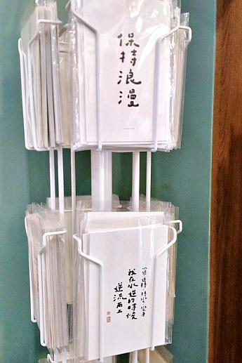 ポストカードやグリーティングカードも。お手紙を書く機会がめっきり減ってしまった現代ですが、旅先から便りを送ってみるのもいいかも？