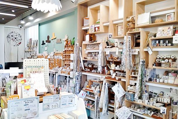 小さなお店の奥半分は事務所のような造り。決して広くはないですが、狭いながらもごちゃごちゃと、いろいろかわいい文具がありますよー！何かお土産が見つかるかな？わくわく♡