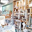 小さなお店の奥半分は事務所のような造り。決して広くはないですが、狭いながらもごちゃごちゃと、いろいろかわいい文具がありますよー！何かお土産が見つかるかな？わくわく♡
